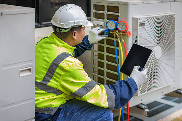 Professional Hvac technician working in Vinton, IA